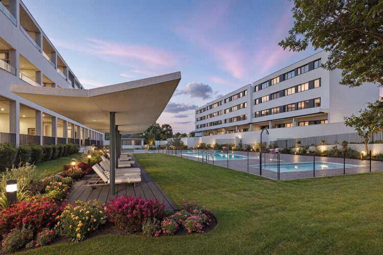 visualización 3D zonas comunes con piscina promoción inmobiliaria